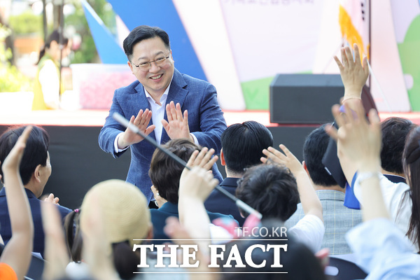 4일 대전광역시어린이회관에서 열린 제102주년 어린이날 기념행사에 참석한 이장우 대전시장이 어린이들과 인사를 나누고 있다. / 대전시