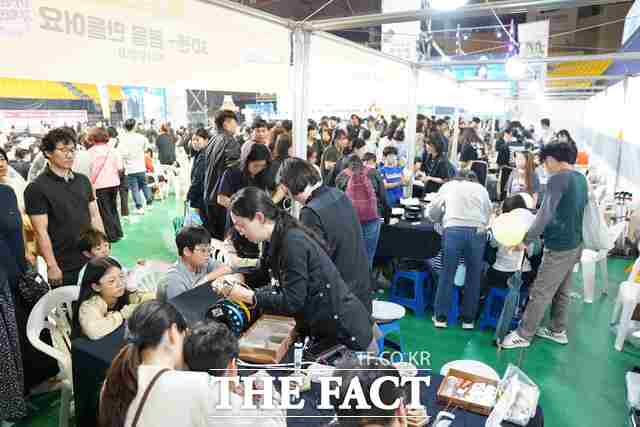 천안시가 제102회 어린이날을 맞아 5일 유관순체육관에서 ‘오늘은 놀자! Let’s Play 천안!’ 기념행사를 개최한 가운데 어린이들이 각종 체험에 참여하고 있다. /천안시