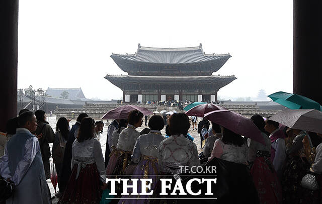전국적으로 비가 내리는 5일 오전 서울 종로구 경복궁을 찾은 관광객들이 우산을 쓰고 관람을 하고 있다. /이동률 기자