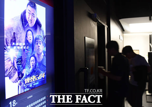 영화 범죄도시4가 800만 관객을 돌파한 가운데 6일 오후 서울의 한 영화관을 찾은 시민들이 범죄도시4 상영관에 들어서고 있다. /이새롬 기자
