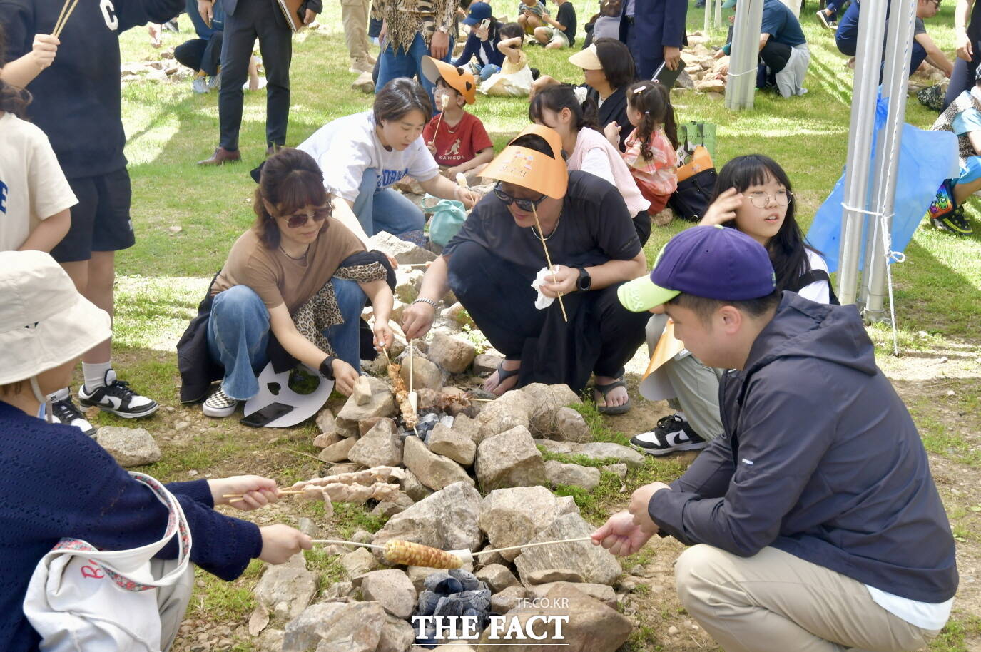 지난 4일 ‘2024 공주 석장리 구석기축제’장을 찾은 한 가족이 음식물을 구워먹는 등 구석기 시대를 체험하고 있다. /김형중 기자