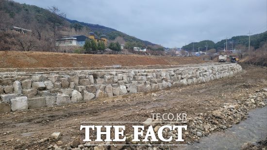 경기도는 경제 활성화를 위해 지방하천 정비사업 10개 현장을 대상으로 6월까지 100억 원 규모의 선급금을 집행한다고 8일 밝혔다./경기도