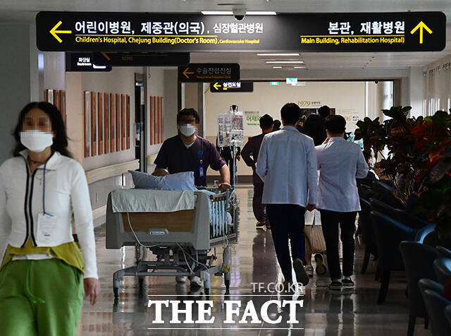 전국의과대학교수협의회가 자발적인 사직서 제출을 예고한 지난 3월25일 서울 한 대학병원에서 의료진들이 분주하고 움직이고 있다. 기사 내용과 무관 /배정한 기자