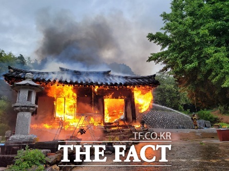 5일 오후 5시 41분쯤 김천시 개령면 소재 단독주택에서 불이 나 출동한 소방당국이 화재 진압을 하고 있다./경북소방본부