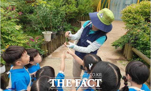 인천 부평구 나비공원에서 숲해설가가 어린이들에게 식물에 대해 설명하고 있다./인천시