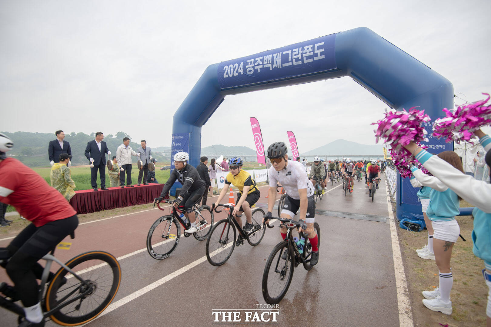 5일 ‘2024 대한민국 자전거대축제 in공주’가 공주 금강신관공원 일원에서 열린 가운데 라이더들이 힘차게 출발하고 있다. / 공주시