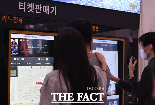 영화 범죄도시4가 800만 관객을 돌파한 가운데 6일 오후 서울의 한 영화관을 찾은 시민들이 범죄도시4 티켓을 예매하고 있다.