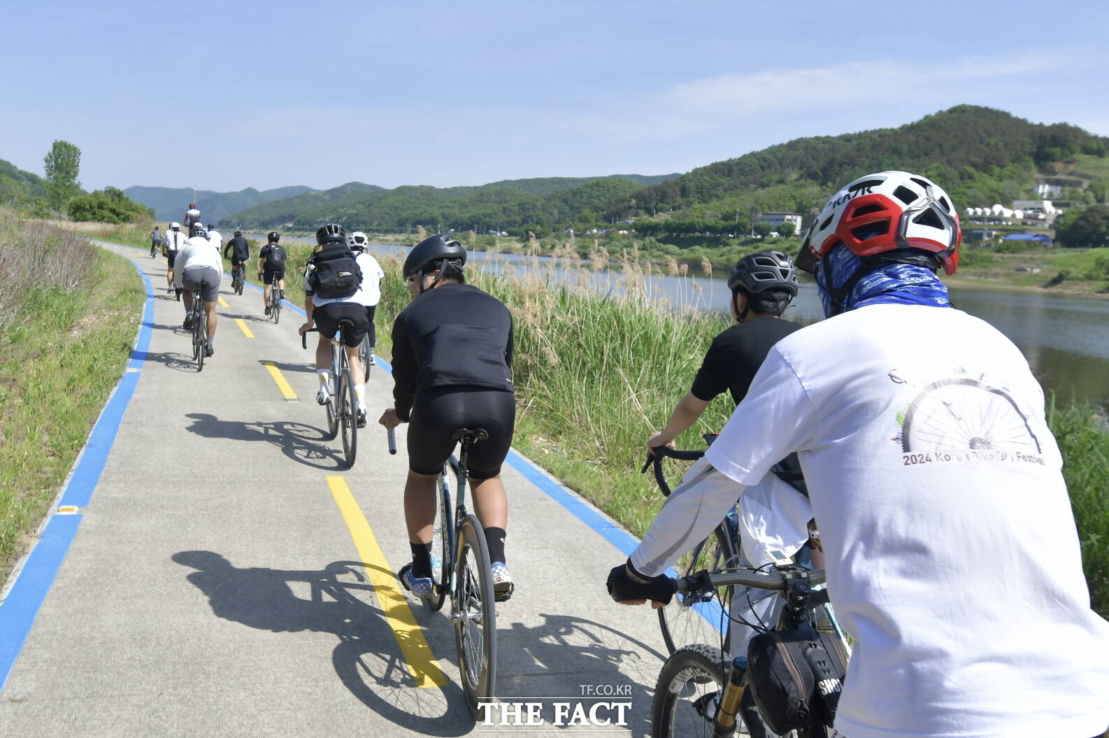 지난4일 ‘2024 대한민국 자전거대축제 in공주’에 참여한 라이더들이 금강변을 달리고 있다. / 공주시