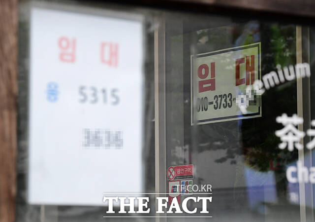 서울 신촌역 인근 거리의 여러 상점들이 임대 안내문이 붙은 채 새로운 임차인을 기다리고 있다.