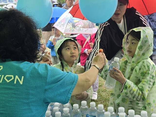 영웅시대(안성 평택)은 안성시 관내 어린이날 큰잔치 행복이 가득한 어린이 세상에서 아동참여 부스를 운영하며, 아이들에게 임영웅 가수가 모델인 삼다수 생수를 제공하는 등 각종 봉사활동을 펼쳤다. /영웅시대