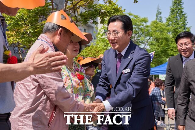 지난 2일 박경귀 아산시장이 탕정한마음종합사회복지관 야외마당에서 열린 어버이날 기념행사에 참석해 주민들과 인사하고 있다. /아산시