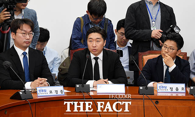 인사말 하는 모경종·김용만·정을호 원내부대표(왼쪽부터).