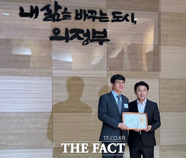 경륜경정총괄본부 김성훈 사업기획실장(왼쪽)이 2일 김동근 의정부시장으로부터 성실납세 인증서를 받고 기념사진을 촬영하고 있다./경륜경정총괄본부