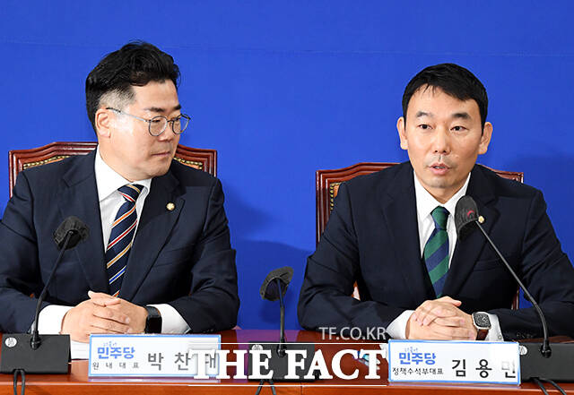 인사말 하는 김용민 정책수석부대표(오른쪽).