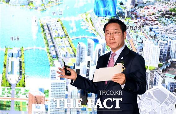 유정복 인천시장이 7일 중구 인스파이어에서 열린 글로벌 톱10 시티 인천 투자설명회에서 투자 유치 설명을 하고 있다./인천시