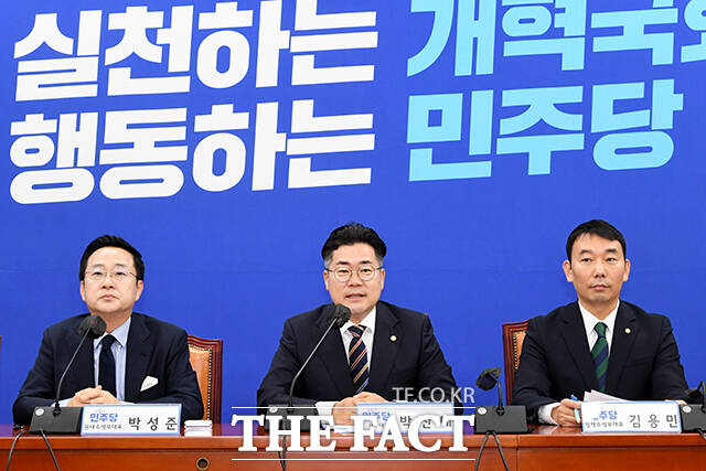 첫 회의 주재하는 박찬대 원내대표(가운데)와 박성준 수석부대표(왼쪽), 김용민 정책수석부대표.