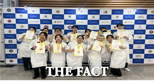 우송정보대학 K-베이커리학부 학생들이 지난 3일 대전 DCC에서 열린 2024 대한민국 챌린지컵 국제요리경연대회에 참가해 수상한 후 기념사진을 촬영하고 있다. /우송정보대
