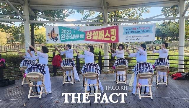 사)완주군생활문화예술동호회네트워크가 10월 말까지 ‘완주생문동 상설버스킹’ 공연을 연다. /완주군