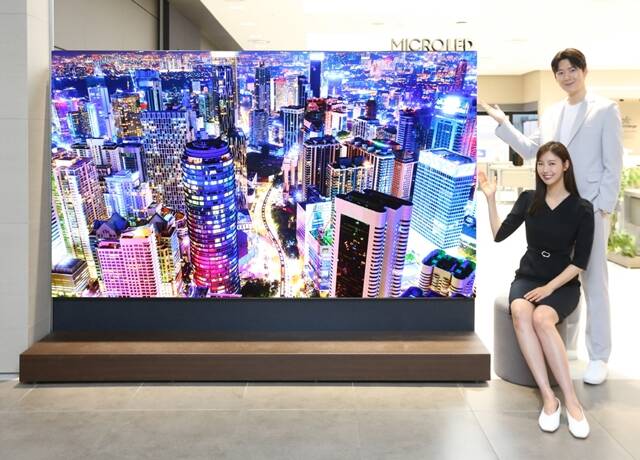 삼성전자 모델이 삼성스토어 현대 판교점에서 국내 최대 크기의 114형 마이크로 LED를 소개하고 있다. /삼성전자