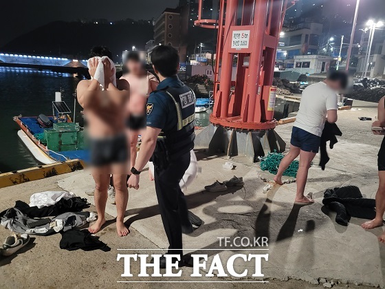 부산 해운대구 청사포의 선착장에서 바다로 술을 마신 채 뛰어든 20대들을 경찰이 구조했다. /부산경찰청.
