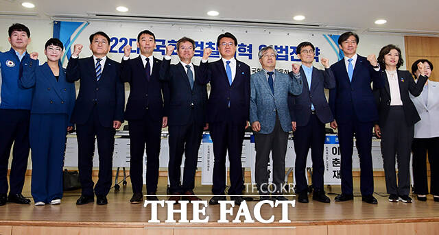 김용민 더불어민주당 의원(왼쪽에서 네번째)과 황운하 조국혁신당 의원(가운데), 조국 조국혁신당 대표(오른쪽 세번째)를 비롯한 참석자들이 기념사진 촬영을 하고 있다.