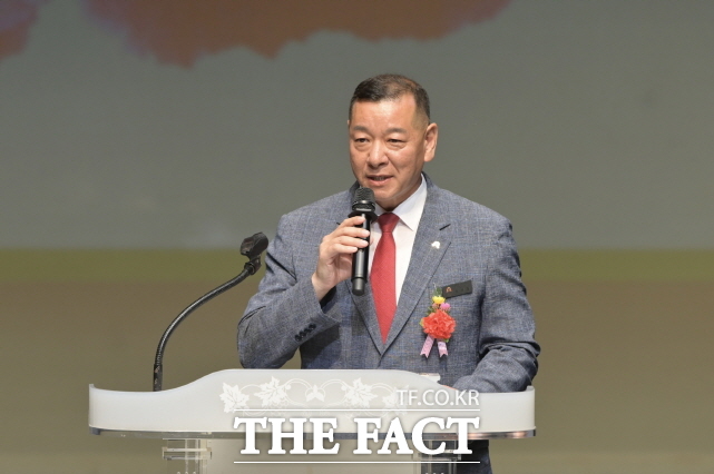 8일 최원철 공주시장이 공주문예회관에서 열린 ‘제52회 어버이날 기념식’에서 축사를 하고 있다. /공주시