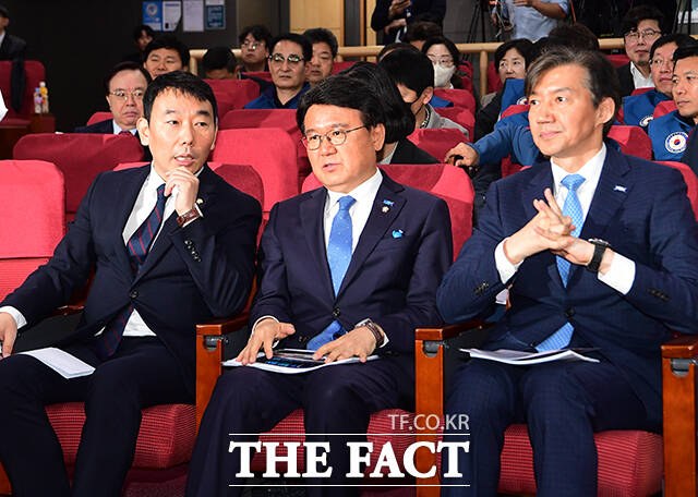 대화하는 김용민 더불어민주당 의원과 황운하 조국혁신당 의원, 조국 조국혁신당 대표(왼쪽부터).