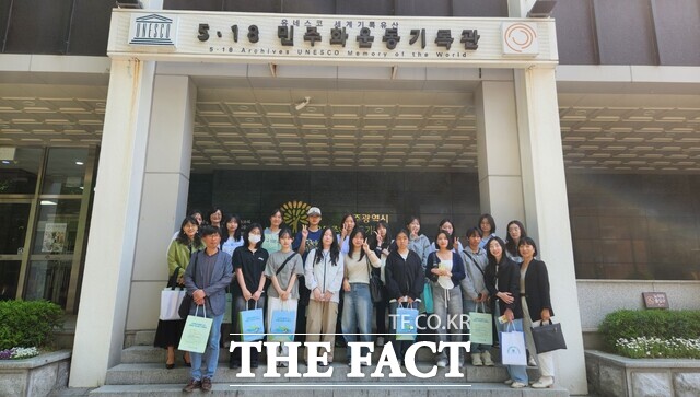‘2024년 학생 글로벌 리더 세계 한 바퀴 프로그램(프랑스)’ 사전교육에 참여한 학생들이 금남로에 위치한 5·18광주민주화운동기록관 앞에서 포즈를 취하고 있다./ 광주창의융합교육원