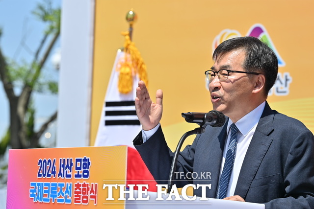 전형식 충남도 정무부지사가 8일 서산 대산항 국제여객터미널에서 열린 ‘2024 서산 모항 국제크루즈선 출항식’에서 축사를 하고 있다. /충남도