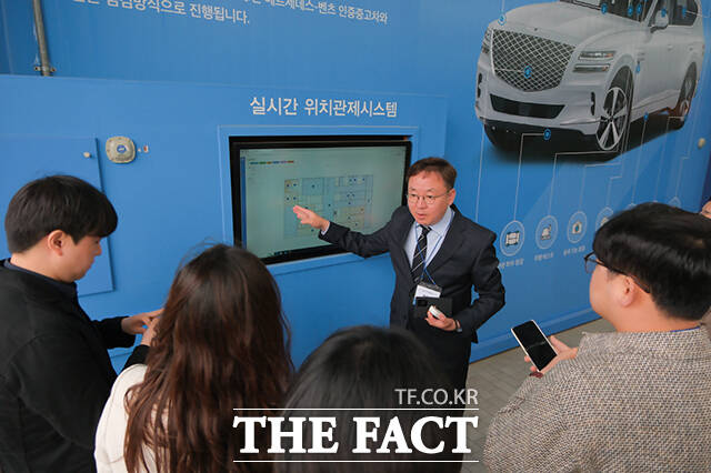 박종호 생산본부장이 ATC 내 실시간 위치관제시스템을 소개하고 있다.