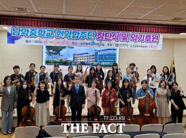 전남 무안 남악중학교가 전남음악협회로부터 악기를 무상 기증받아 현악반을 창단했다./무안=홍정열 기자