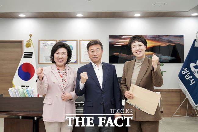 신상진(가운데) 성남시장이 지난 7일 국민의힘 김은혜 당선인 등과 과학고 유치를 위한 간담회를 열어 기념촬영을 하고 있다./성남시