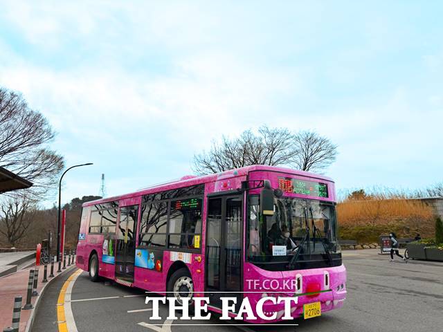 서울 남산과 도심 일대를 달리는 해치 버스가 운행 한달 만에 승객 16만명을 돌파했다. 해치 버스 운행 모습. /서울시