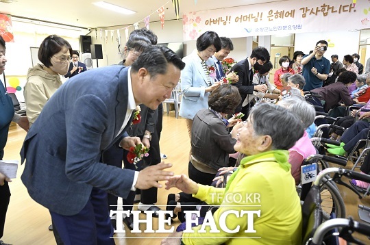 순창군 노인전문요양원이 8일 제52회 어버이날을 맞아 입소 어르신과 가족들이 한자리에 모인 가운데 어버이날 기념 가족초청 행사를 가졌다. 최영일 군수는 이날 행사에 참석해 입소어르신들이 건강하게 지낼 수 있도록 더욱 관심 갖고 지원해 나가겠다고 약속했다./순창군