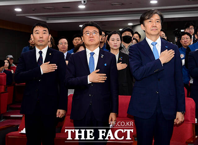 국기에 대한 경례하는 김용민 더불어민주당 의원과 황운하 조국혁신당 의원, 조국 조국혁신당 대표(왼쪽부터).