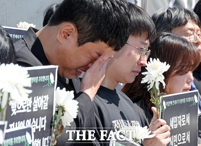 정태운(왼쪽) 대구 전세사기피해대책위원장이 8일 오전 서울 여의도 국회 앞에서 열린 여덟 번째 전세사기 희생자 추모 및 대책 마련 촉구 기자회견에서 발언을 하며 눈물을 흘리고 있다. /뉴시스