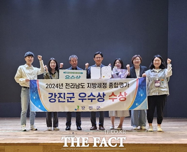 전남 강진군이 8일 신안군에서 열린 ‘2024년 지방세정 종합평가 시상식’에서 우수상을 수상해 상사업비 4000만 원을 확보했다./강진=홍정열 기자