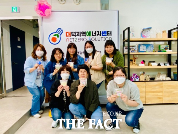 대전 대덕구가 회덕동 탄소중립 녹색성장 주민 실천연대와 지난 4월 30일 대덕지역 에너지센터에서 탄소중립 주민 참여 프로그램을 운영한 후 기념 촬영을 하고 있다. / 대전 대덕구