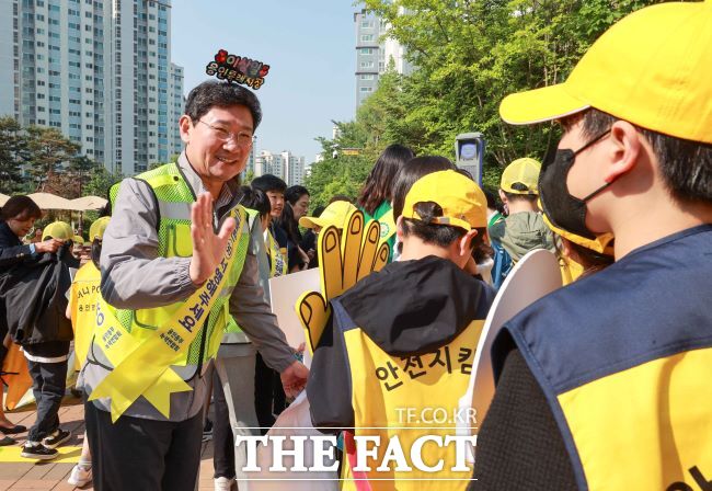 이상일 용인시장이 9일 용인백현초등학교 앞에서 학생들의 안전을 위한 활동을 하고 있다./용인시