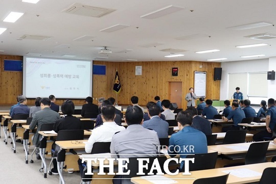 전주덕진경찰서가 9일 권현주 서장을 비롯해 각 과·계장 등 중간관리자 및 직원들을 대상으로 성희롱·성폭력 예방 교육을 실시했다./덕진서