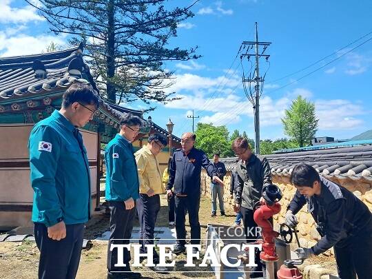 장수군이 오는 6월 21일까지 ‘대한민국 안전대전환, 2024년 집중안전점검’을 실시한다. 관련해 송주섭 부군수가 지난 8일 장수향교 등 3개소를 찾아 점검을 실시했다./장수군