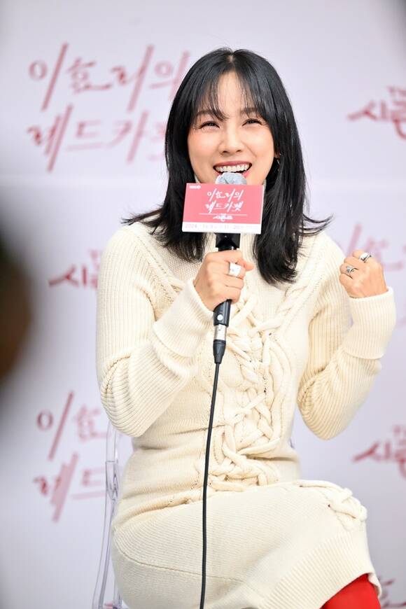 가수 이효리가 어머니와 함께 여행 예능프로그램에 출연한다. /KBS