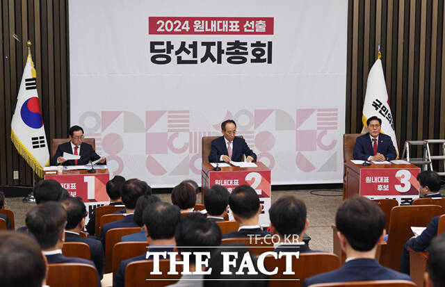 이종배, 추경호, 송석준 의원(왼쪽부터)이 9일 오후 서울 여의도 국회에서 열린 2024 원내대표 선출 선거 당선자 총회에 참석해 토론회를 하고 있다.