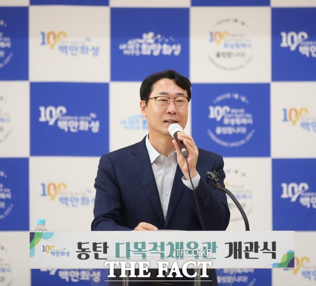 정명근 화성시장이 9일 동탄다목적체육관 개관식에서 인사말을 하고 있다./화성시