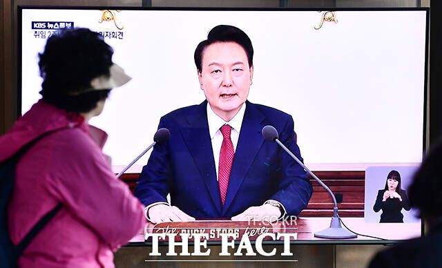 9일 오전 서울 용산구 서울역 대합실에서 시민들이 윤석열 대통령 취임 2주년 기자회견 TV 생중계를 시청하고 있다. /박헌우 기자