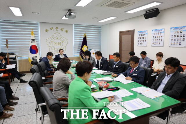 8일 충남 부여군의회가 의정협의회실에서 주요 현안 논의를 위해 2024년 제2차 의정협의회를 열고 있다. /부여군의회