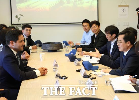 국제교류협력 강화와 해외투자 유치를 위해 북미지역을 방문 중인 김동연 경기도지사가 현지 시각 8일 미국 캘리포니아 실리콘밸리 유니콘기업 가운데 하나인 비즈에이아이(Viz ai)를 찾아 성공 경험을 공유하고, 협력방안을 논의했다./경기도