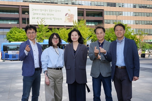 교보생명은 광화문글판 문안선정위원회에 가수이자 작가인 요조(본명 신수진) 씨가 합류했다고 9일 밝혔다. (왼쪽부터) 장재선 문화일보 부국장, 가수 겸 작가 요조, 김행숙 시인(강남대학교 교수), 이승우 소설가(조선대 교수), 곽효환 시인(한국문학번역원장). /교보생명