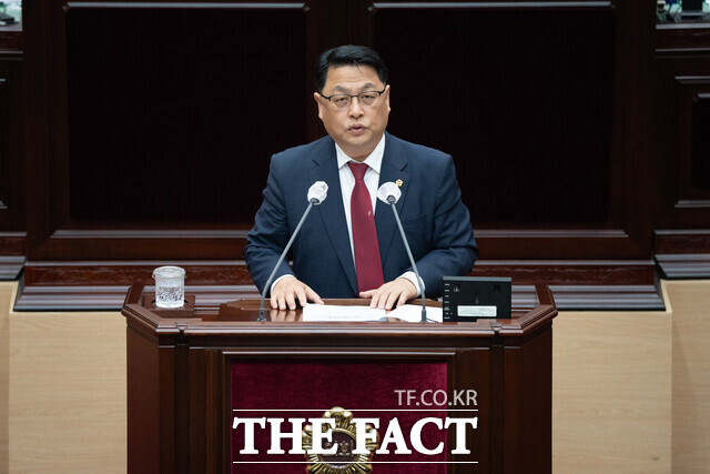 인천시의회 김대중 의원이 9일 열린 ‘제294회 임시회’ 제1차 본회의에서 5분 자유발언 하고 있다./인천시의회