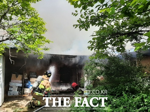 8일 오전 9시 41분쯤 상주시 함창읍의 한 단독주택에서 불이 나 출동한 소방당국이 화재 진압을 하고 있다./ 경북소방본부